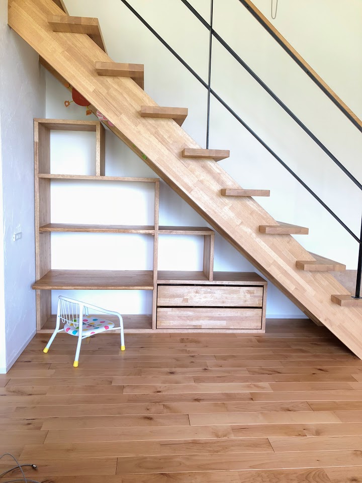 階段と同じ素材で製作した階段シェルフ