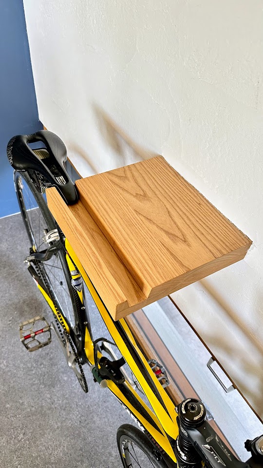 玄関に設置した作り付けの自転車スタンド