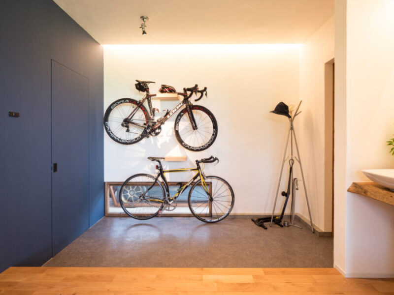 玄関に設置した作り付けの自転車スタンド