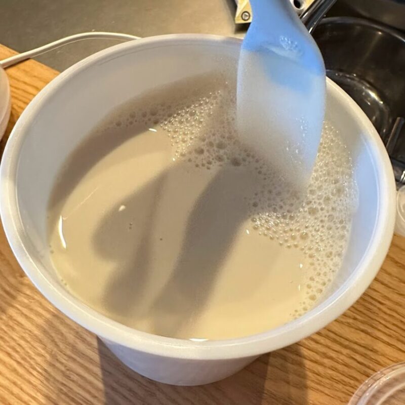 豆乳を全量入れたらスプーンで泡をつぶす